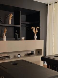 🖤Cabine PrestigeAmbiance sombre, chic et ultra relaxante🧖‍♀️
Massage solo ou duo, soins corps ou HeadSpa… une expérience unique dans un cadre d’exception.✔️Massage solo ou duo
✔️Soins corps ou visage
✔️HeadSpa
✔️Expérience luxeParce que vous méritez le meilleur✨#massageduo #headspa #luxe #zenetrelax #marne