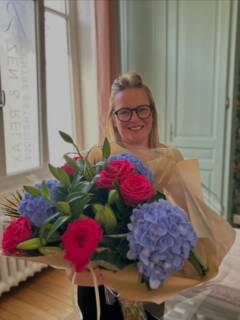 ✨Qui se cache derrière Zen & Relax ?Je suis Jennifer, j’ai 38 ans.Esthéticienne passionnée et fondatrice de Zen & Relax ✨Avant tout, je suis maman de deux petites merveilles, mes jujus de l’amour, Camille & Léa 💕
Elles sont ma force, mon équilibre, mon pourquoi. 🌸Diplômée à 18 ans, j’ai exercé pendant 5 ans dans un grand spa rémois.
L’envie d’indépendance m’a toujours habitée… mais c’est grâce au soutien inconditionnel de ma mamie 🤍 que j’ai osé rêver plus grand.En 2011, Zen & Relax est entré dans ma vie.
Mon premier bébé 🤍
Animée par un rêve et portée par ma passion, j’ai commencé en solo…
Aujourd’hui, je suis entourée de quatre jeunes femmes tout aussi passionnées que moi 🌿Soutenue par mon chéri 💛, encouragée par ma famille 👨‍👩‍👧‍👧, mes amies et mes salariées, Z&R est devenu La Maison du Bien-Être.
Un lieu chaleureux et apaisant, où nous prenons toutes un immense plaisir à prendre soin de vous. ✨Ce lieu me ressemble… mais il existe et brille surtout grâce à vous, fidèles depuis parfois 15 ans 🌟Merci de faire partie de cette aventure.🫶🏻♥️J