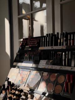 Sublimez votre beauté avec l’élégance et la précision du maquillage ArtDeco✨💄Des textures professionnelles, des couleurs intenses et une qualité exceptionnelle pour révéler chaque détail de votre style.✨Parce que chaque visage est une œuvre d’art… créez la vôtre avec ArtDeco ! 🎨#zenetrelax #artdeco #makeuplovers #beautyroutine #makeupaddict